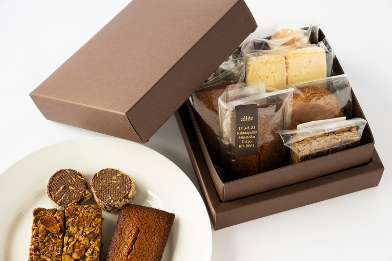 【アレ表参】Boîte de pâtisseries assorties　2,500円。