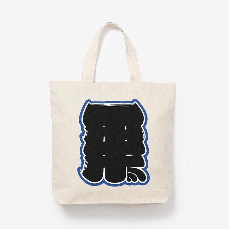 “オーガニック コットン トート”（4,950円）はアウトドアやアクティビティのシーンでも活躍しそうな大判サイズ。