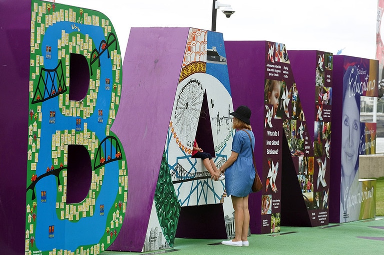 川べりは親子連れがのんびりと過ごす憩いの場所。