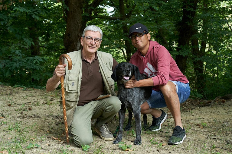 アルバ・トリュフハンター協会の会長（左）からトリュフの全てを伝授された富松さん（右）。