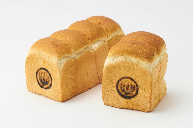 ふわとろ食パン。左から：2斤（760円）。1斤（380円）。