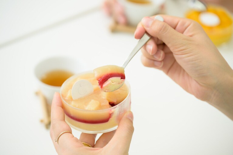 白桃のプリン。フランボワーズの赤いラインがきれい。