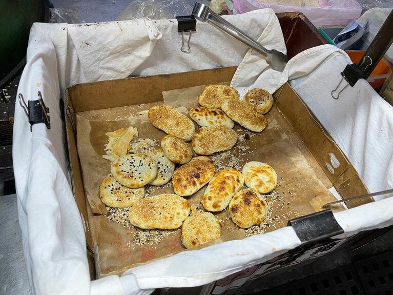 焼き上がった餅はここに放り込まれて、注文に合わせて仕分けます。