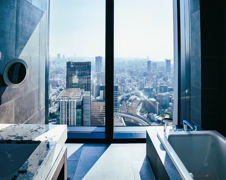 08:03 すがすがしい目覚めの朝。「コーナーキング」ではバスルームからの眺望にも感激。素敵な一日の始まりを実感できます。