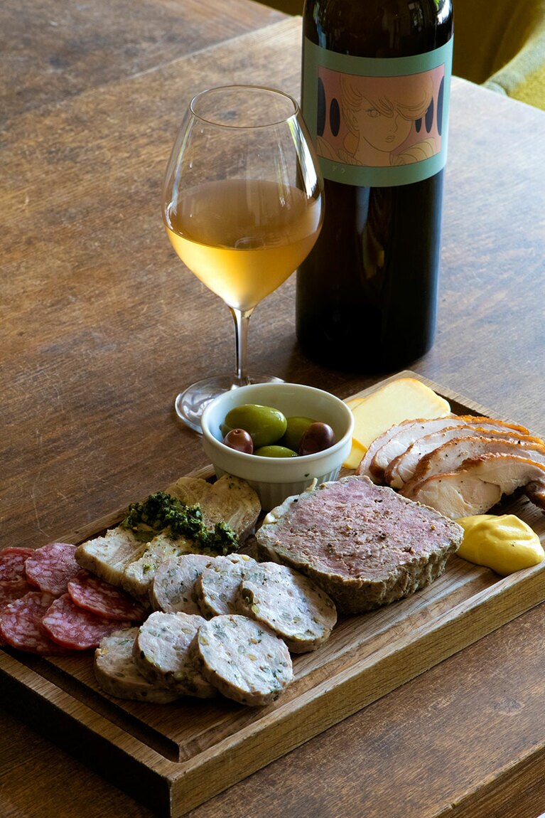 自家製のパテなど“シャルキュトリーの盛り合わせ” 2,310円は、東御の「レヴァンヴィヴァン」の“デラ2020” 3,080円と合わせて。