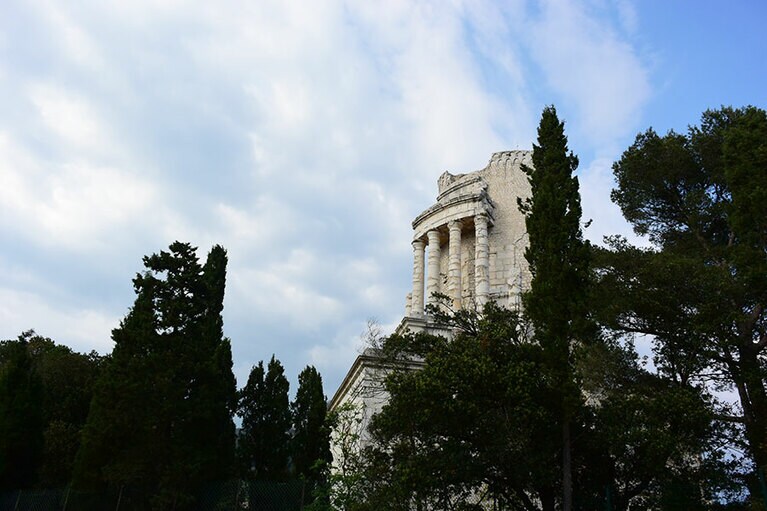 アウグスツ帝を讃えたトロフィーがそびえるラ・チュービー。