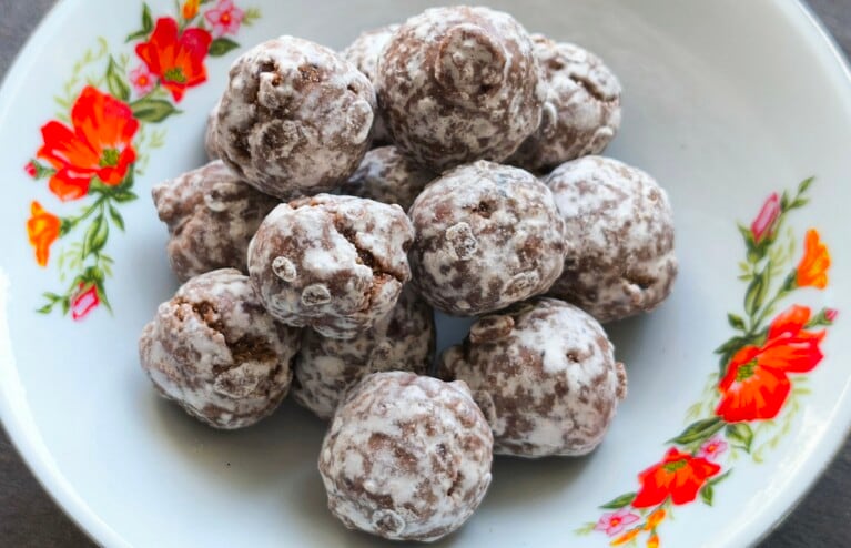 台湾茶と一緒に味わいたい「紅豆丸」。