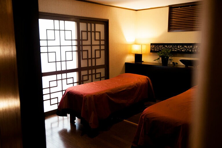 プライベートバルコニー付きの2名用個室。