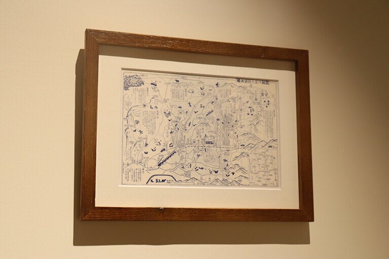 試着室に飾られているアート。部屋によって、飾られているアートが異なります。