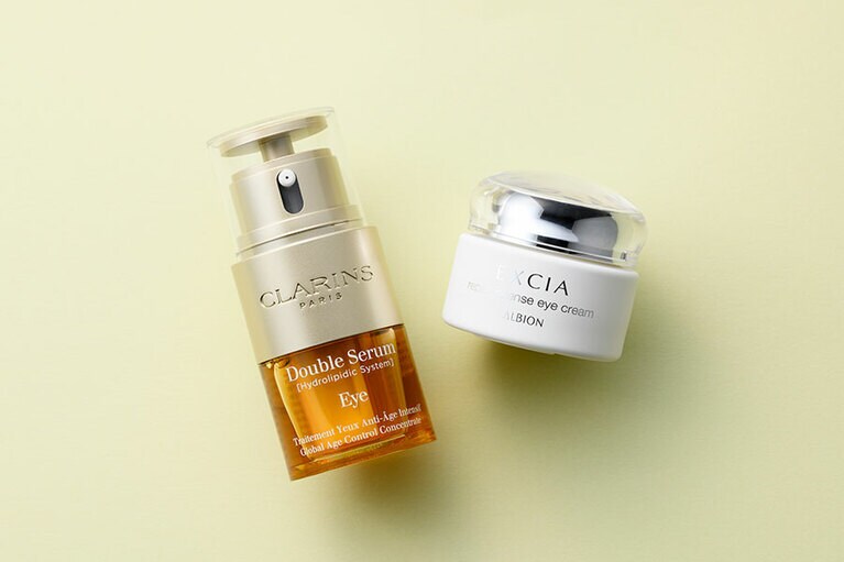 左から：クラランスのダブル セーラム アイとアルビオンのエクシア リペア インテンス アイクリーム。