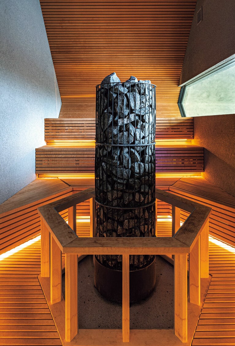 ストーブを囲むように座れる設計の「IRORI」の上段は100度近くに達する。（The Hive　富山）