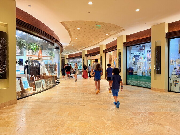 「シェラトン・ワイキキ」のショッピングアーケード。