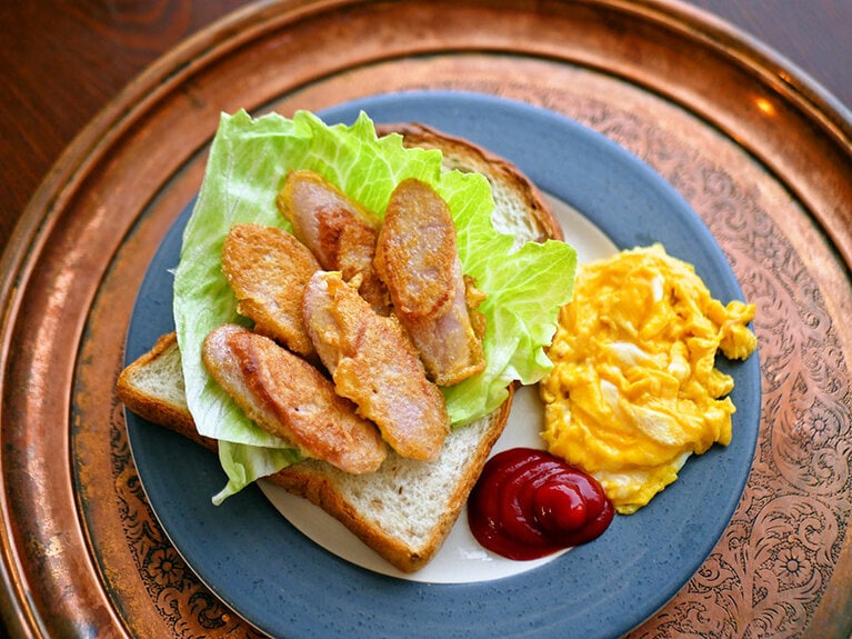 魚肉ソーセージのピカタのっけパン。