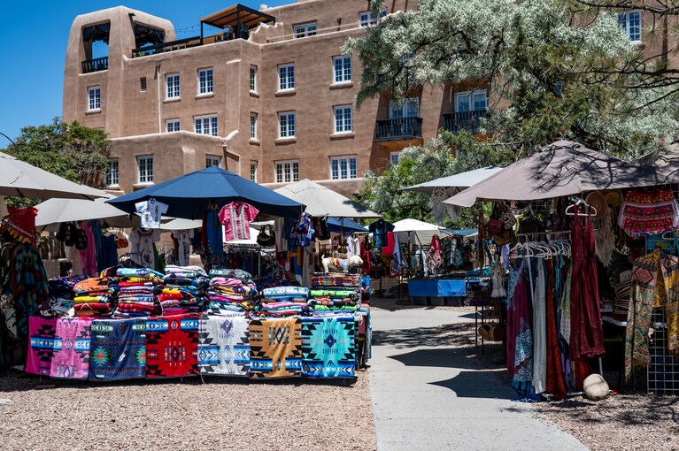 ロレット礼拝堂横の広場には、ネイティブアメリカンの織物などの露店が。