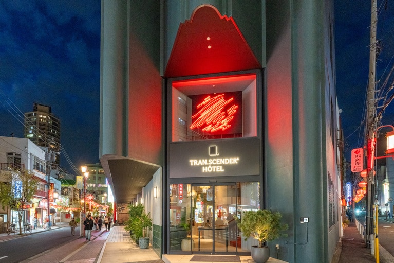トランセンダーホテル横浜は、ネオン作家の福井和来氏によるネオン看板が目印。