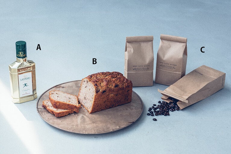 A：「エキストラヴァージン・オリーブオイル」250㎖ 3,000円／フレスコバルディ・ラウデミオ  B：「バナナブレッド」1本 2,560円(税込)／タルイベーカリー C：「コーヒー豆「SHOZO ブレンド3種」セット」200g×3袋 3,436円／SHOZO STORE