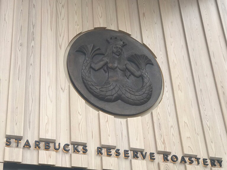 おなじみのセイレーンのロゴはグリーンではなく、初期のロゴに近い写実的なレリーフ。