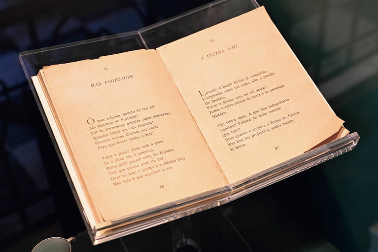 詩集『メッセージ』収録の詩「ポルトガルの海」。「ブラジレイラ」では初版の同作品のページが展示される。