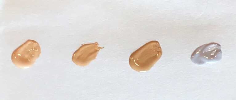 プチプラなので複数色持ちをして、カバーしたいシミの濃さや部位によって使い分けるのもおすすめ。色は左から、ピンクベージュ、ナチュラルベージュ、キャメルベージュ、ラベンダー(限定)。