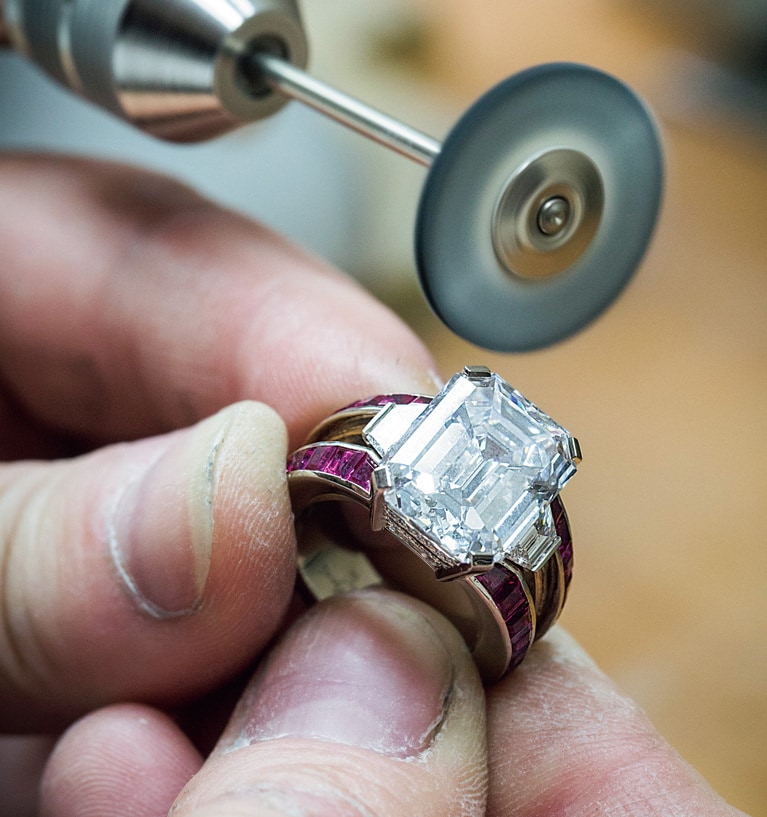 リングのメタル部分を磨く仕上げの作業。丸いフェルトのディスクに研磨剤をつけ、高速回転させてポリッシュする。1度だけではなく、何段階にも分けて細部まで鏡のように磨き上げるのがメゾンの流儀。