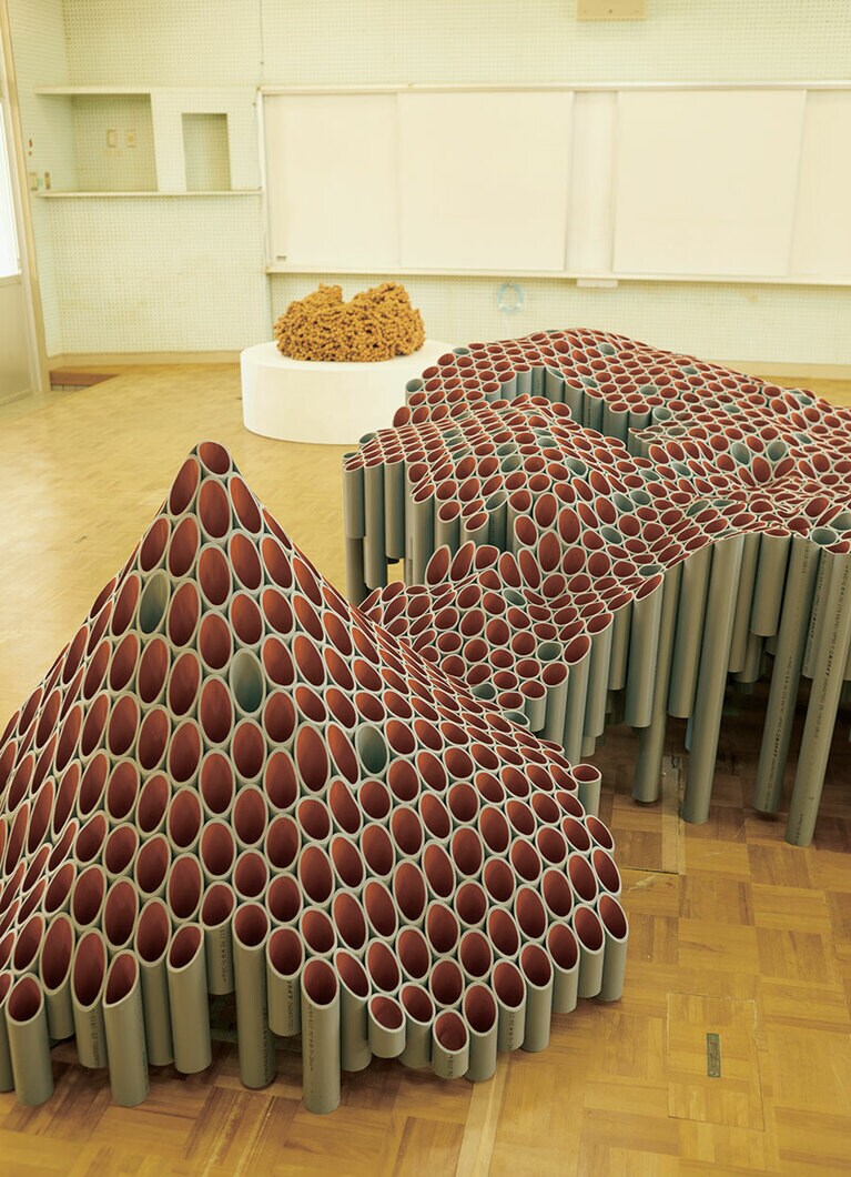 【ホテル アンテルーム 那覇 コレクション「ANTEROOM NAHA _Phase in Yambaru」】那覇に開業したアートホテル「ホテルアンテルーム那覇」の代表的なコレクションを再構築し、展示。相反するものの曖昧な共存をテーマに制作された、小林絵里佳氏の立体作品。