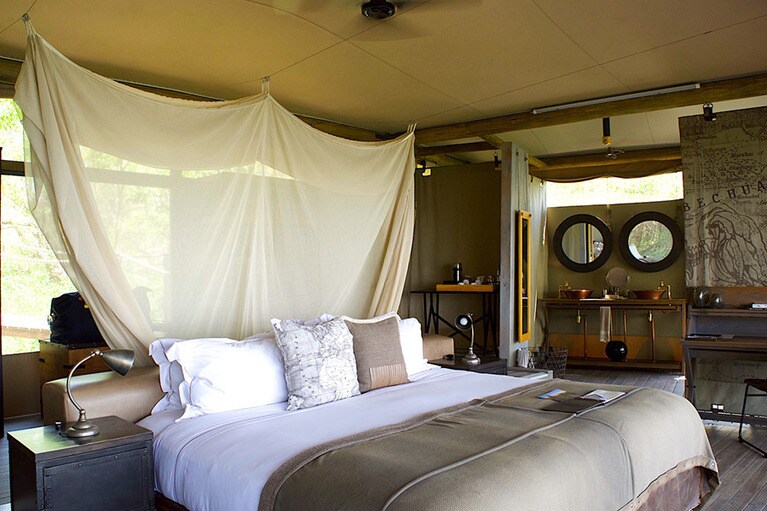 ベッド前は壁一面が窓で水辺の景色と一体化。デッキもついている。