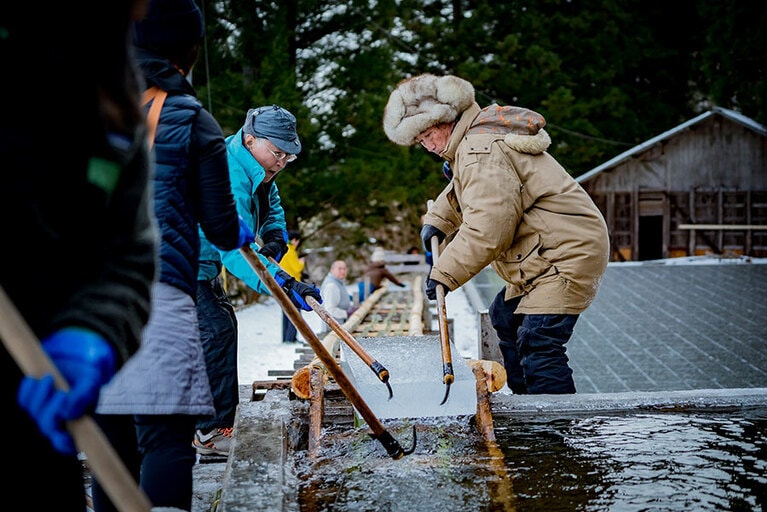 天然氷の引き上げ風景。日光の天然氷は日光ブランド＜食分野＞に認定されている。日光の大自然に育まれた名水と寒さを活かし、手間暇かけて作られた自然の恵みの賜。