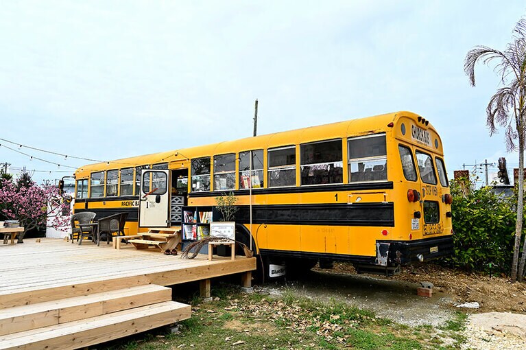 住宅街の広場に停車するスクールバス。