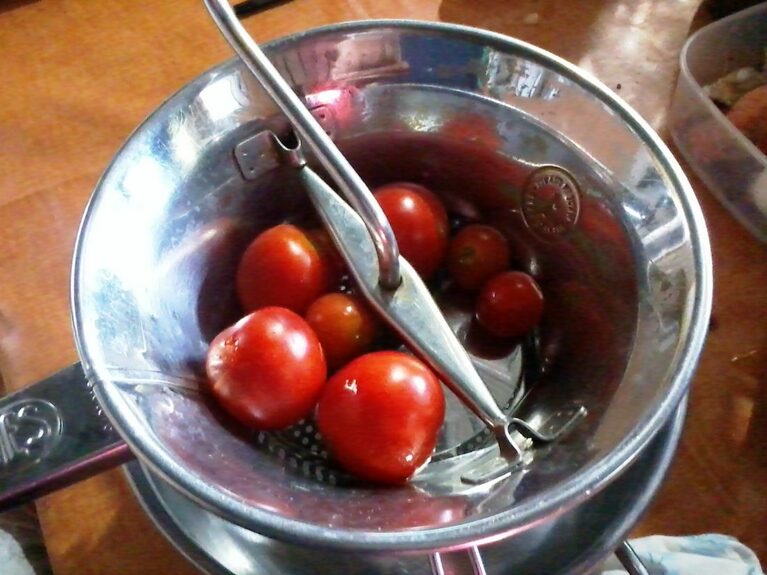 実際にトマトを濾しているところ。