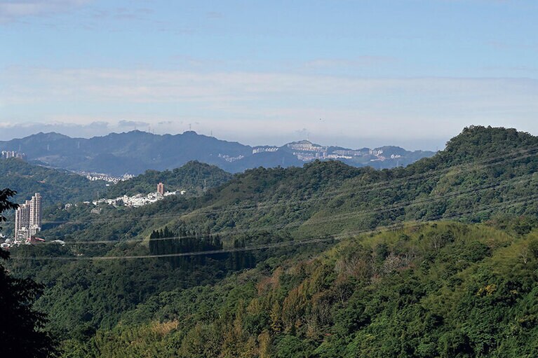 山々の奥に開けているのが台北市街。