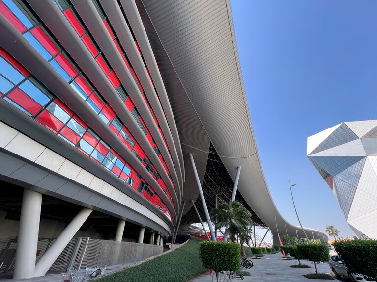 優美な曲線と差し色の赤が美しい外観。ワイドレンズを使っても、とうてい画面に収まらない規模だ！