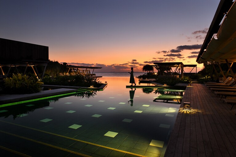 水深の異なる4つのエリアをパズルのように組み合わせた、星のや沖縄のプール。24時間利用できるので、夜空の星を眺めたり夕焼けの美しさに感嘆したり、さまざまな楽しみ方ができる。