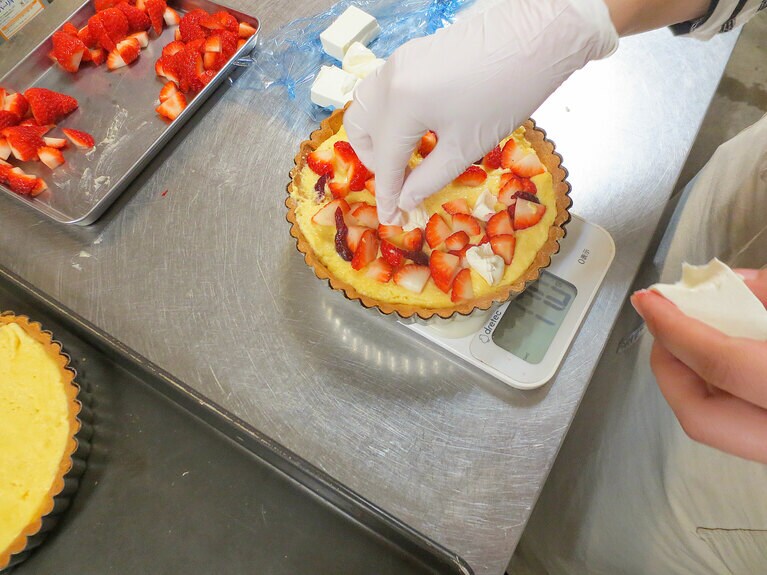 お菓子を作るのは梅岡文音さん。