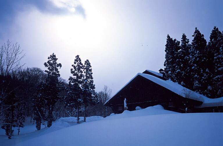 【変若水の湯つたや】1611年に開村した志津村は日本有数の豪雪地帯。その歴史を見守る一軒屋の宿はかつて宿坊だった時代もある。