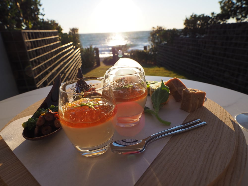 美しい海景を楽しみながらシャンパングラスを傾け、ウェルカム前菜を堪能。