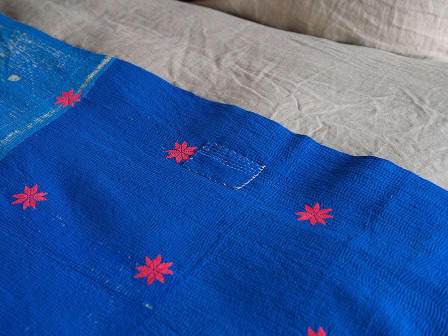 ほつれたところに布を重ねて、何度も大切に再生されるカンタ刺繍。