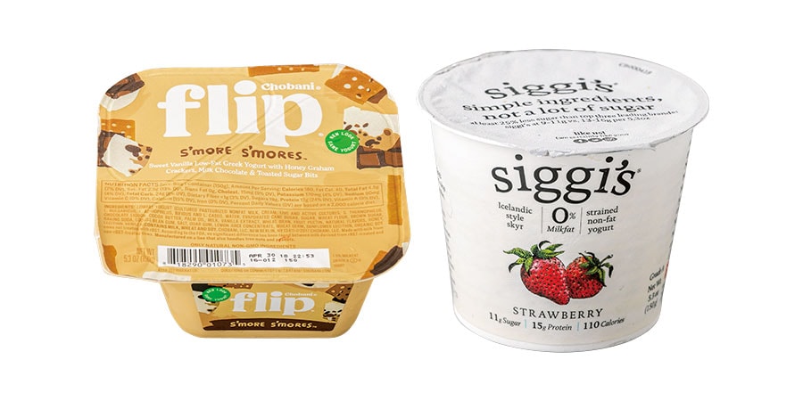 ［Yogurt］左：付属のチョコレートやクラッカーは食べる直前にトッピング。バニラ味。1.19ドル／Whole Foods Market 右：ギリシャヨーグルトの酸味にストロベリーの甘さが加わって食べやすい。2.29ドル／Down to Earth