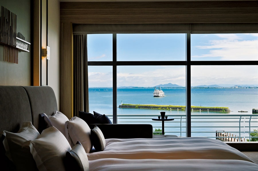 プレミア・ラグジュアリーフロアのうち、わずか4室のみの客室 “Vista”。ベッドやバスタブから琵琶湖の絶景を満喫できます。