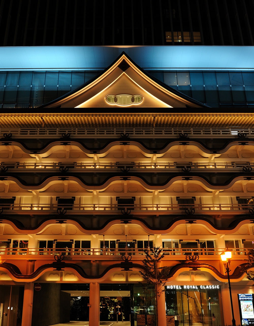 大阪・新歌舞伎座から受け継いだ連続唐破風のファサード。夜になると壮麗にライトアップされます。