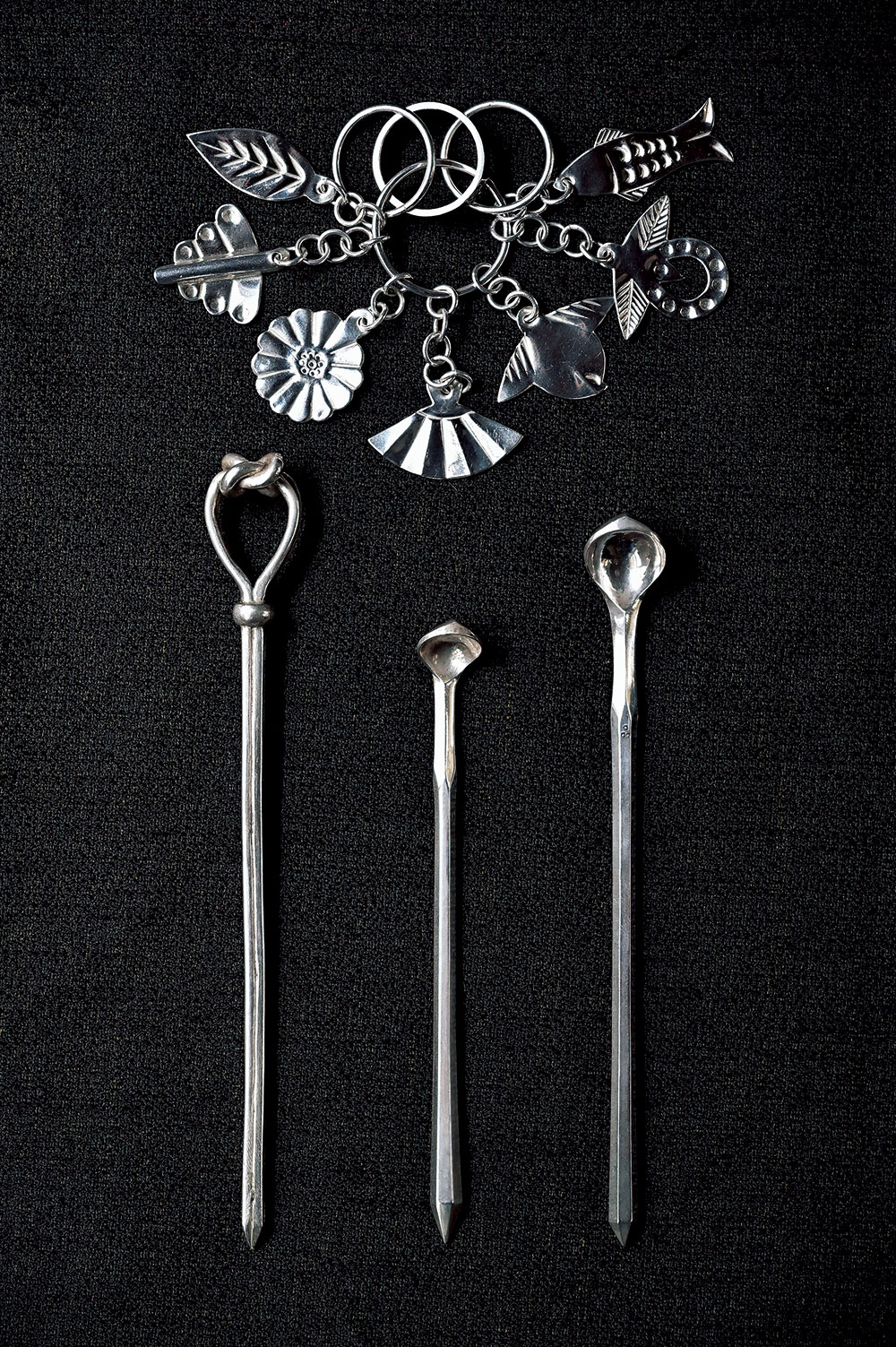 琉球伝統の婚礼宝飾品“房指輪” 45,000円。髪を結う“ジーファー(銀簪)”〈参考作品〉の匙のような形は、女性の姿を表している。