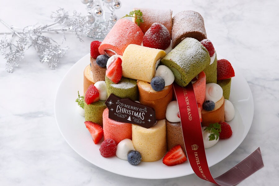 ホテルニューグランド「5種のクリスマスロールケーキ」(30台限定 直径21cm、高さ13cm／10,800円)。
