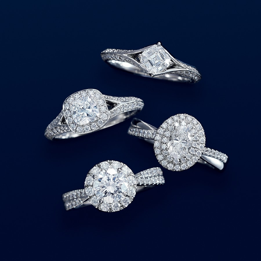 “ダイヤモンドを最も美しく輝かせたい”というアッシャー一族の想いが込められたコレクション。2000年のロイヤル・アッシャー・カット以降、次々と発表された4種のカットは、英国王室の王笏・王冠に埋め込まれた“カリナンⅠ世”“カリナンⅡ世”と同じく74面を携え、すべて国際特許を取得。 
「ロイヤル・アッシャー・シグニチャーカット」コレクションリング〈上から〉ロイヤル・アッシャー・カット(PT×センターDIA0.7ct) 2,090,000円、ロイヤル・アッシャー・クッションカット(PT×センターDIA0.7ct) 1,668,700円、ロイヤル・アッシャー・オーバルカット(PT×センターDIA0.58ct) 1,290,300円、ロイヤル・アッシャー・ブリリアントカット(PT×センターDIA1.05ct) 4,950,000円／すべてロイヤル・アッシャー