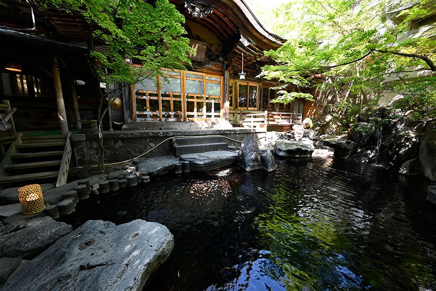 露天風呂から眺めると、この湯殿が寺社仏閣を模した伽藍建築だということがよくわかる。