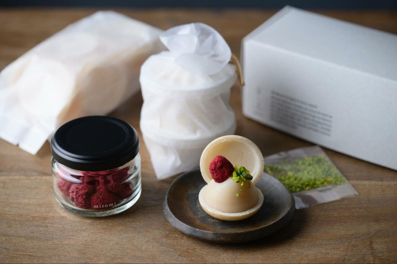 手土産やギフト用の「自分で作る最中セット」は、ギフト箱2,480円、紙袋1,940円。