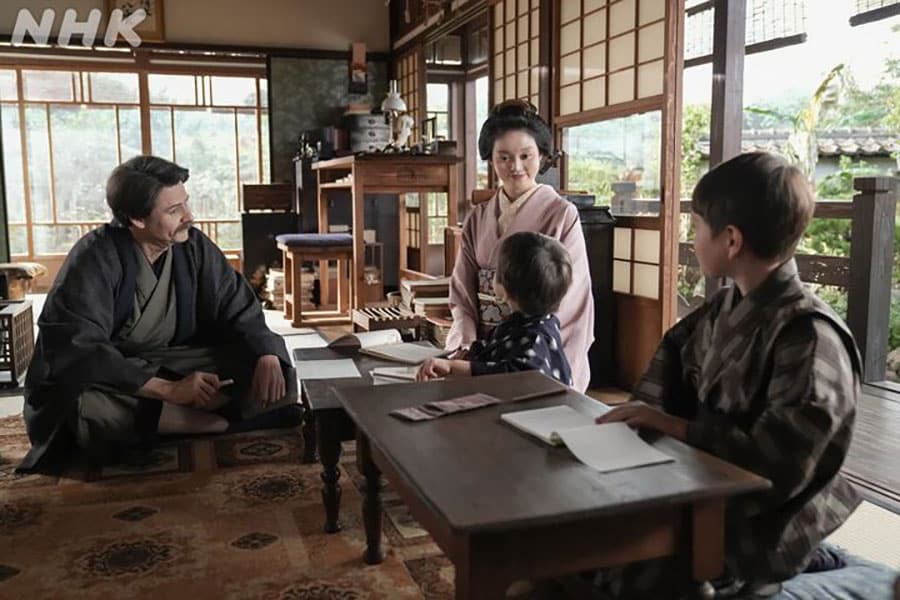 子供たちに英語を教えるヘブン。「ばけばけ」公式Xより。