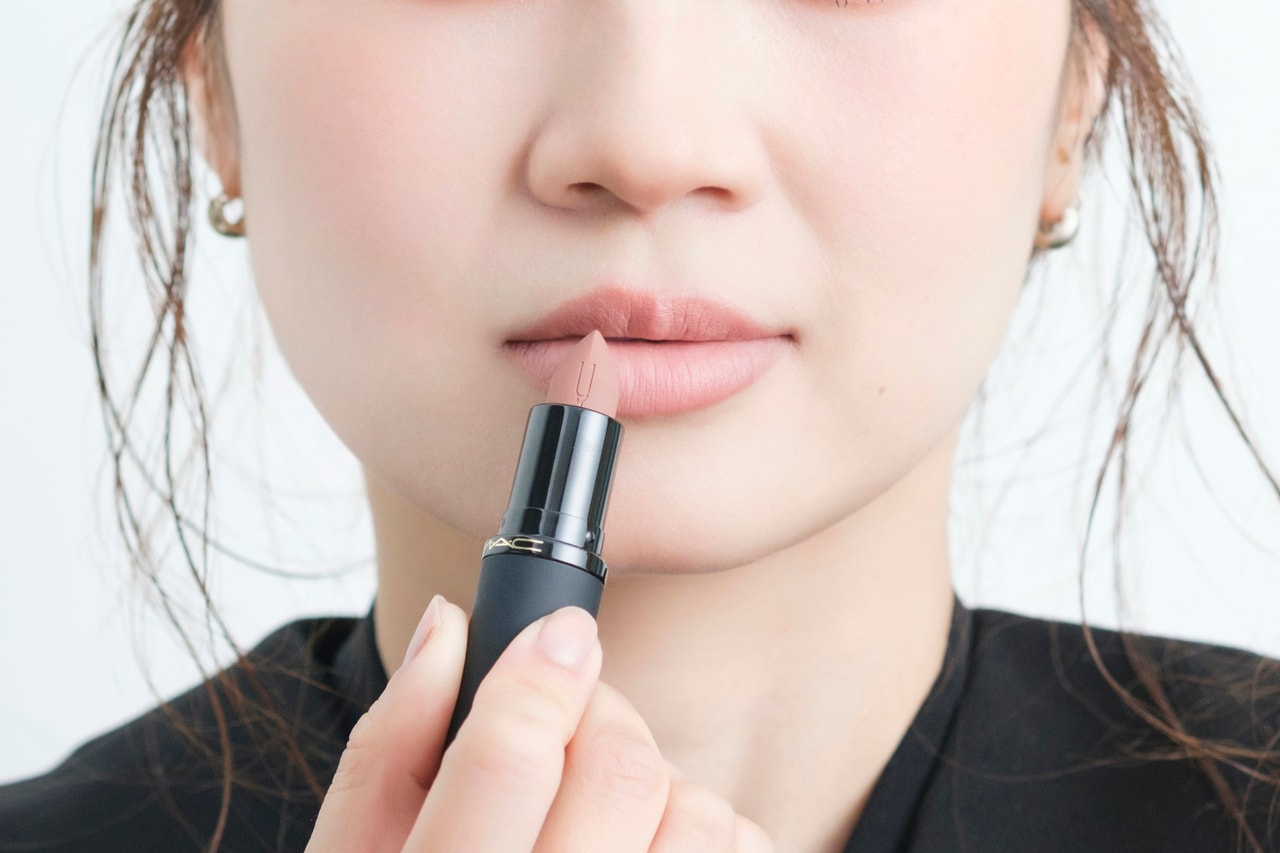 「パウダー キス ヘイジー マット リップスティック」を適量繰り出し、上下の唇全体に塗る。