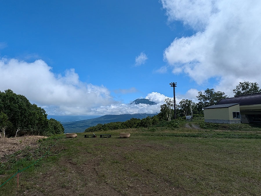 夏の羊蹄山。蝦夷富士と呼ばれる通り、威風堂々とした姿です。