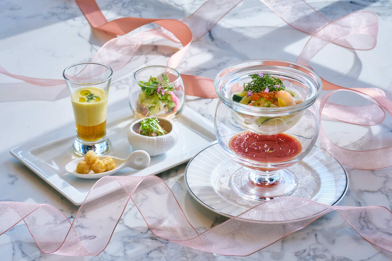 スペシャリティレストランのシェフが手掛けるこだわりのセイボリーは、夏の食材を取り入れた全4種。注目メニューは、トマトや大葉オクラを使用した「冷製カッペリーニ」。
