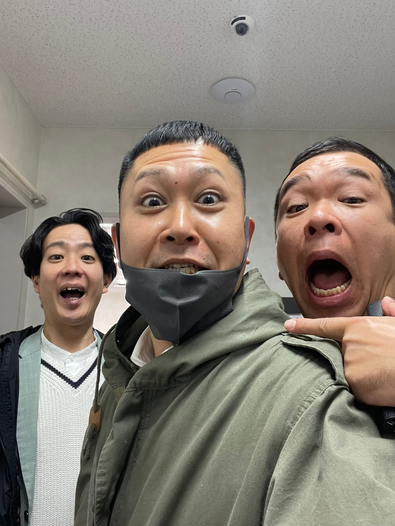 左から、ドンデコルテ小橋共作、渡辺、兼光タカシ（「ドンデコルテ渡辺銀次」公式 Xより）。