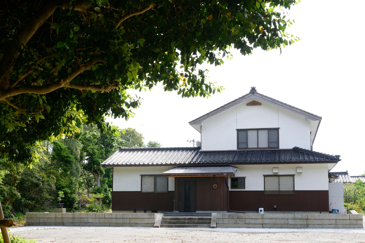 両脇に田んぼのある少し細い道を進んで、緑のトンネルをくぐると現れる一軒家が「酒場の宿Seikuro」。